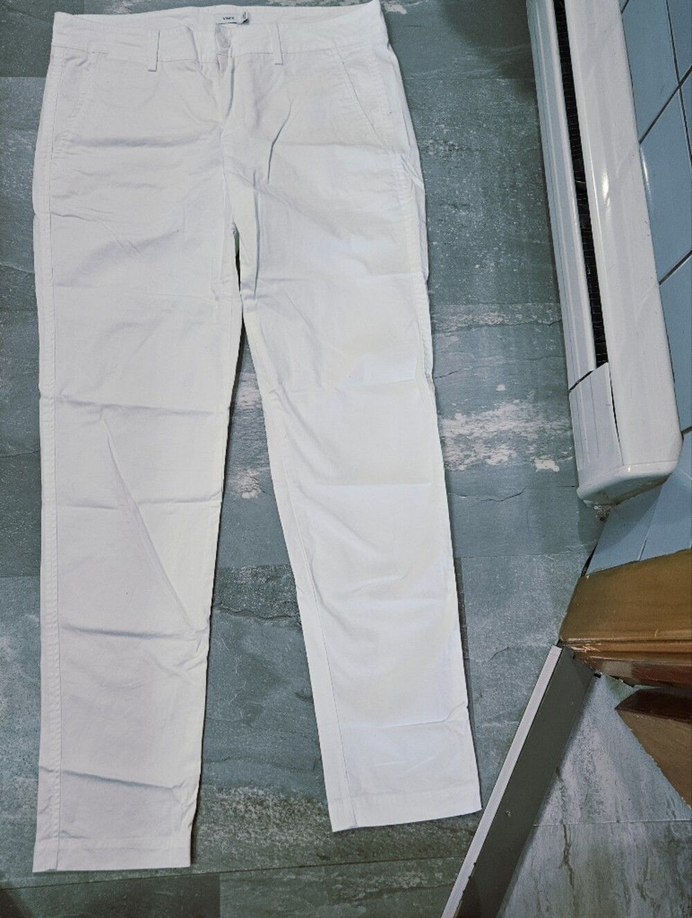 Vince White Casual Pants. 98% Cotton, 2% Elastane. 29" Inseam. Size 6.